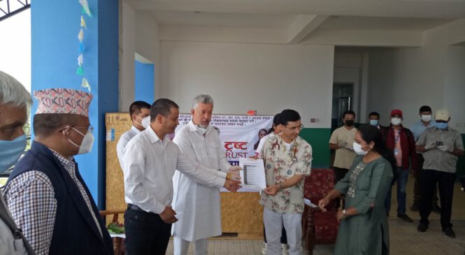 पुर्व सांसद राजीव विक्रम शाहले कणालीमा गरे एक करोडको स्वास्थ्य सामग्री सहयोग