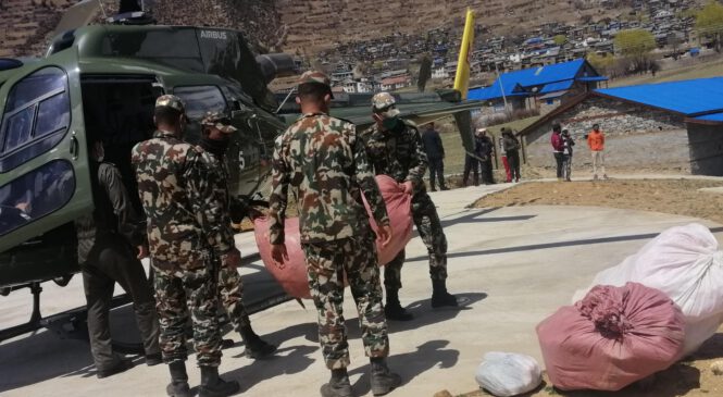 स्वाब संकलनका लागि सुर्खेतबाट हेलिकप्टरमा डोल्पा पुग्यो स्वास्थ्यकर्मीको टोली