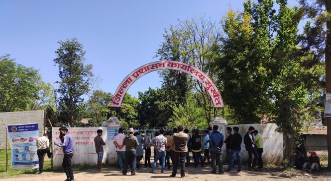 ‘लकडाउन’मा प्रशासनकै गेटमा भीडभाड