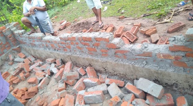 अज्ञात समुहद्धारा मदन आश्रित पार्कको पर्खाल तोडफोड