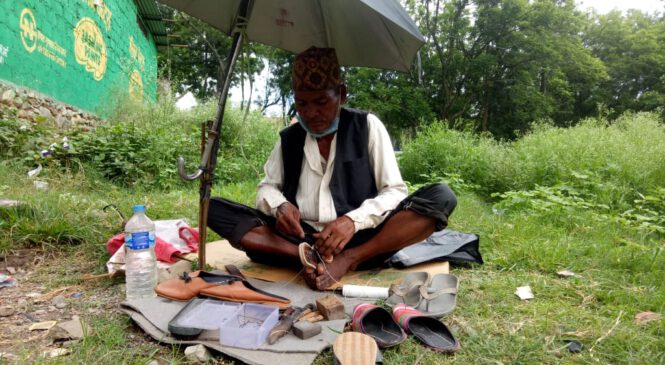 ४५ वर्षदेखि जुत्ता सिलाउँदै आएका मनबहादुर भन्छन्– ‘सडक छोडेर कहाँ जाऊँ ?’