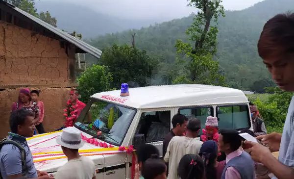 गाउँमा एम्बुलेन्स आएपछि स्थानीय खुसी