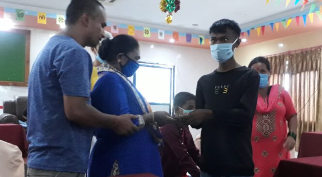 बुवाको स्मृतिमा पत्रकार शाहीद्वारा १ लाख सहयोग