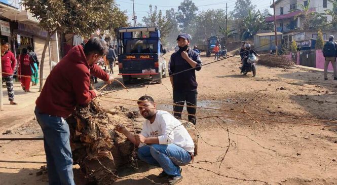 धुवाँ–धुलाले सास्ती दिएको भन्दै स्थानीयले बन्द गराए निर्माणाधीन सडक