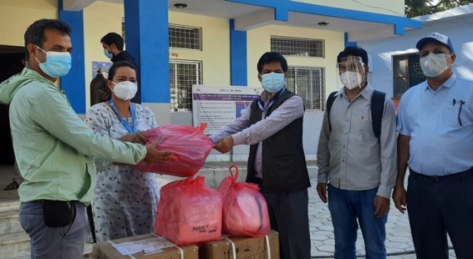 राधा पौडेल फाउण्डेशनद्वारा अस्पताललाई स्वास्थ्य सामग्री हस्तान्तरण