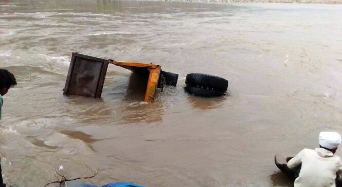 कर्णाली नदीमा खसेको टिपर निकाल्न कठिनाई