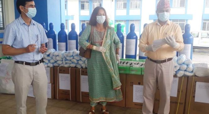 काँग्रेस महामन्त्री खड्काको पहलमा सुर्खेतका स्वास्थ्य संस्थालाई स्वास्थ्य सामग्री सहयोग