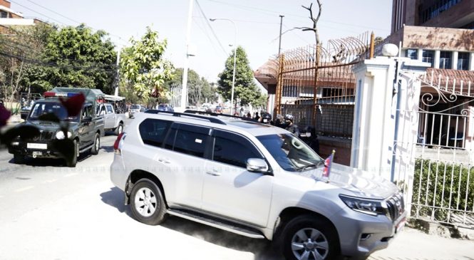 कानुन व्यवसायीको धर्ना छल्दै अर्को गेटबाट सर्वोच्च छिरे प्रधानन्यायाधीश